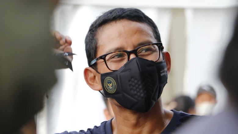 Sandiaga Uno di Pantai Kuta Mandalika Menparekraf Sandiaga Uno saat di arena jajanan kuliner, Pantai Kuta Mandalika, Lombok Tengah.