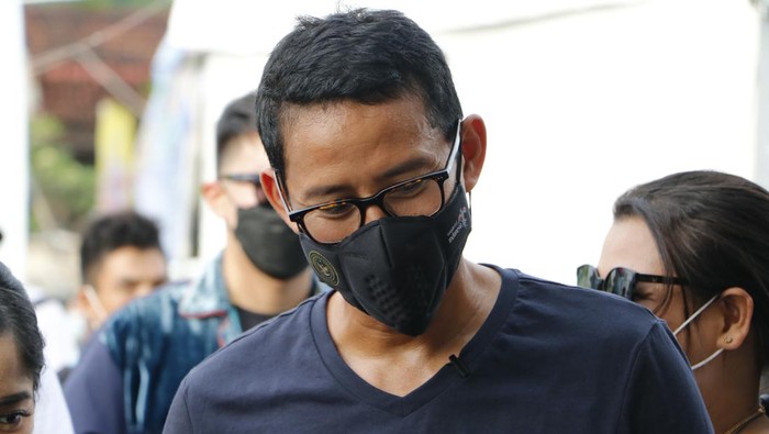 Menparekraf Sandiaga Uno saat di arena jajanan kuliner, Pantai Kuta Mandalika, Lombok Tengah.