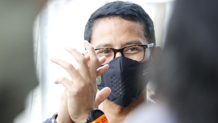 Menparekraf Sandiaga Uno saat di arena jajanan kuliner, Pantai Kuta Mandalika, Lombok Tengah.