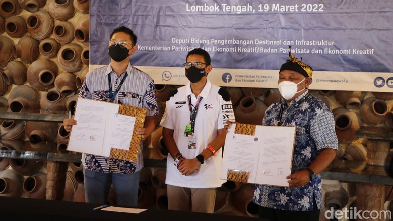 Sandiaga Uno Untuk mencegah maraknya praktik getok harga di tempat wisata, Menteri Pariwisata dan Ekonomi Kreatif/Kepala Badan Pariwisata dan Ekonomi Kreatif, Sandiaga Salahuddin Uno mendorong digitalisasi sistem pembayaran tiket akomodasi pariwisata, manajemen parkir, dan pasar perdagangan.