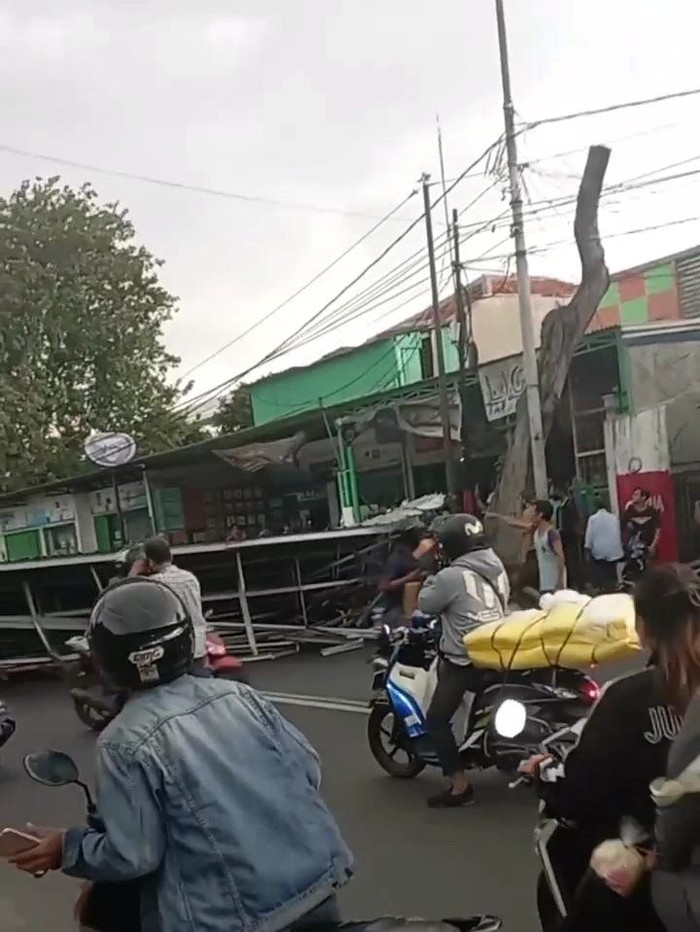Sebuah atap baja ringan di Klender, Jaktim, terbang akibat diterpa angin kencang. Atap baja tersebut sempat menimpa warga yang tengah melintas di lokasi. (Instagram @ rivkyfauzi83)