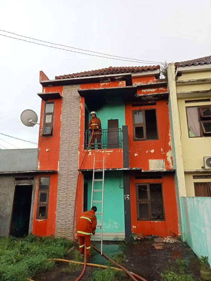 Sebuah rumah kosong berlantai dua di Depok, Jawa Barat (Jabar), terbakar. Interior rumah tersebut habis terbakar. (dok Istimewa)