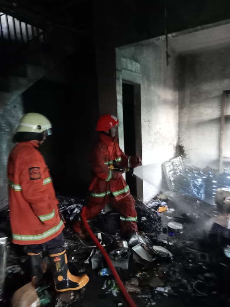 Sebuah rumah kosong berlantai dua di Depok, Jawa Barat (Jabar), terbakar. Interior rumah tersebut habis terbakar. (dok Istimewa)