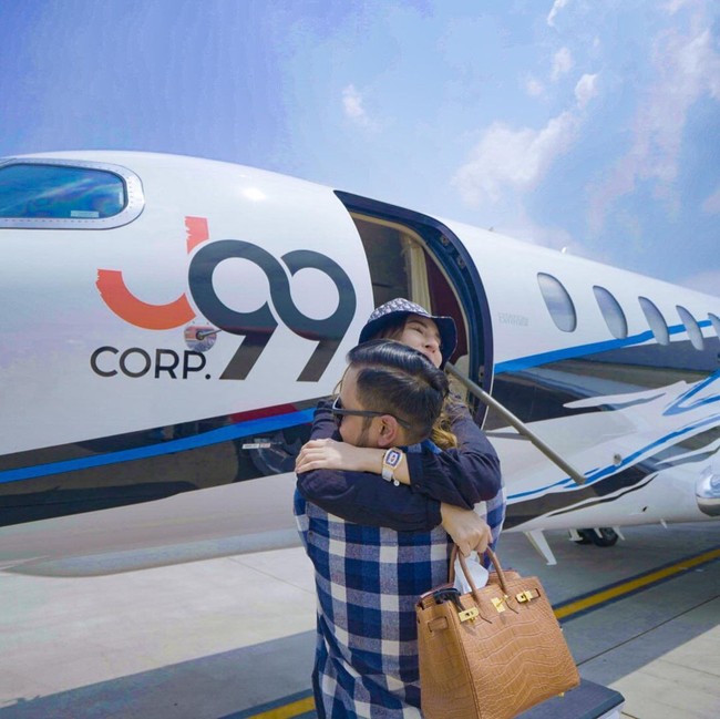 Terungkap dari kuasa hukumnya bahwa pesawat yang sering dipakai Gilang dan Shandy sudah habis masa sewanya. Karenanya, kendaraan tersebut sudah tidak berstiker brand mereka.Foto: Instagram @juragan_99