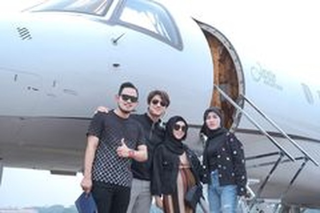 Beberapa selebriti pun pernah diajak untuk melihat dan merasakan terbang dengan private jet pasangan yang dijuluki Crazy Rich Malang itu antara lain Raffi Ahmad, Marshel Widianto, Keanu Agl, Sarwendah, hingga Lesti Kejora. Foto: Instagram @juragan_99