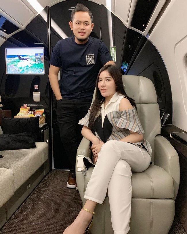 Setelah harta kekayaan Gilang Widya Pramana jadi sorotan netizen kini giliran pesawat mereka yang dikatakan bukan benar-benar pribadi. Dalam pernyataan terbaru, suami Shandy Purnamasari itu dikatakan pesawatnya adalah hasil kerja sama atau sewa.Foto: Instagram @shandypurnamasari