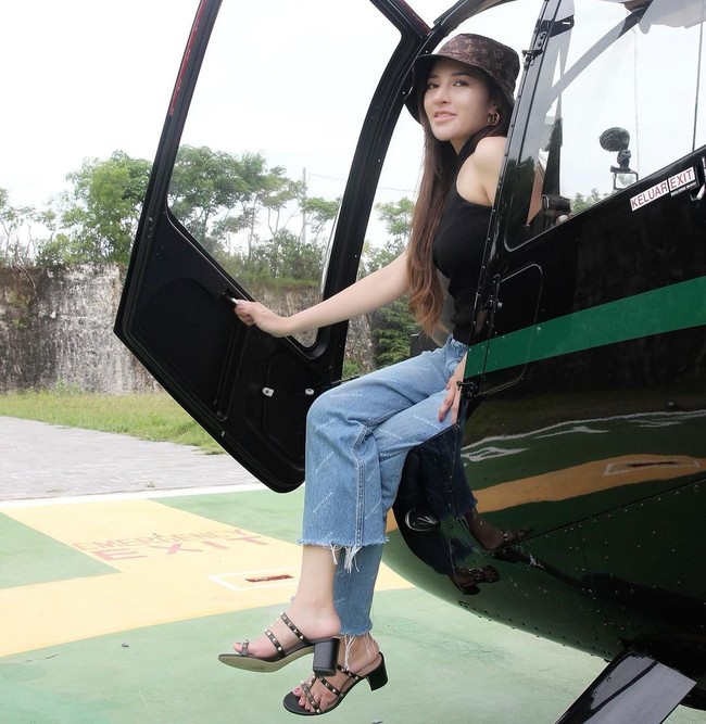 Selain jet pribadi. Shandy juga kerap terlihat bepergian dengan helikopter. Foto: Instagram @shandypurnamasari
