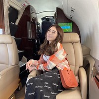 Hampir dalam setiap kesempatanya eksis di jet pribadi, Shandy memang selalu tampil stylish dan mewah. Kali ini, ia mengenakan tas keluaran Hermes dan busana dari Balenciaga.Foto: Instagram @shandypurnamasari
