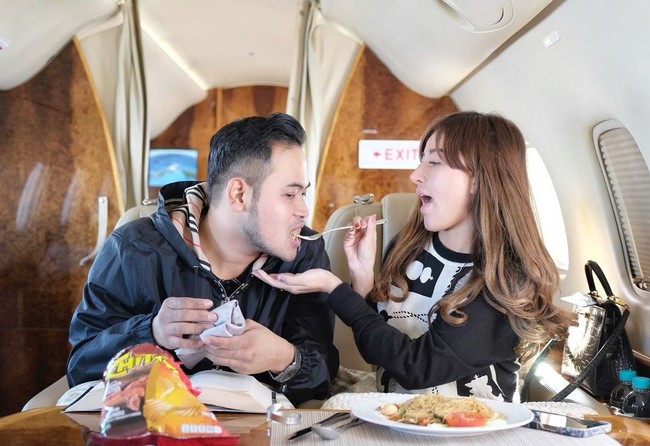 Dan dalam postingan lain soal private Jet, Shandy mengajak agar para follower-nya tak takut bermimpi. Jangan takut bermimpi! Dulu mimpi naik private jet lalu sekarang kesampean. Nanti mau mimpi beli privat jet, kira-kira kapan kesampaian? 😄😄 #privatjet, tulisnya. Foto: Instagram @shandypurnamasari