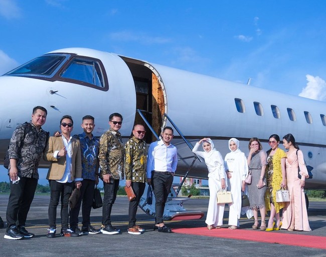 Padahal sebelumnya Gilang Juragan 99 pernah menyebutkan jika pesawat dengan logo bisnis kosmetiknya tersebut adalah private jet-nya. Dalam wawancara dengan YouTube Fitra Eri, pria itu mengaku membeli pesawat untuk mobilitas bisnis yang tinggi.Foto: Instagram @shandypurnamasari