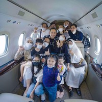 Tak hanya menikmatinya berdua, tak jarang Shandy juga mengajak serta keluarga dan para sahabat. Akhirnya Private Jet yang ditunggu-tunggu, Cessna citation latitude datang juga! Alhamdulillah besok terbang perdana akan langsung kita gunakan untuk misi kemanusiaan, kata Gilang.Foto: Instagram @juragan_99