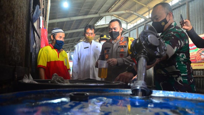 Minyak goreng kini jadi perhatian warga Indonesia setelah harganya melonjak naik. Sidak pun dilakukan di sejumlah pasar guna memastikan minyak goreng tersedia.