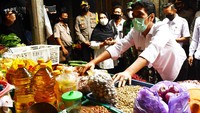 Bupati Madiun Ahmad Dawami (kanan) berbincang dengan pedagang saat melakukan inspeksi mendadak (sidak) minyak goreng di Pasar Pagotan, Kabupaten Madiun, Jawa Timur, Rabu (23/3/2022). (ANTARA FOTO/Siswowidodo).