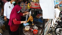 Di Pasar Pagotan, Kabupaten Madiun, Jawa Timur, stok minyak goreng curah kosong di pasar sejak lima hari lalu, sedangkan yang tersedia hanya minyak goreng kemasan yang dijual Rp 25 ribu per liter. (ANTARA FOTO/Siswowidodo).