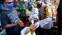 Sidak juga dilakukan di Pasar Kreneng di Denpasar, Bali, Selasa (22/3/2022) kemarin. (ANTARA FOTO/Fikri Yusuf).