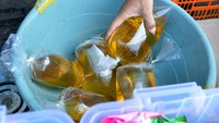 Sidak tersebut dilakukan untuk memastikan ketersediaan minyak goreng baik kemasan maupun curah yang dijual kepada masyarakat di pasar tradisional. (ANTARA FOTO/Fikri Yusuf).