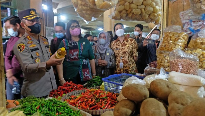Sidak Sana Sidak Sini Gegara Minyak Goreng Mahal Minyak goreng kini jadi perhatian warga Indonesia setelah harganya melonjak naik. Sidak pun dilakukan di sejumlah pasar guna memastikan minyak goreng tersedia.