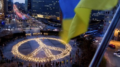Tolak Minyak Rusia, Massa Bikin Simbol Perdamaian untuk Ukraina