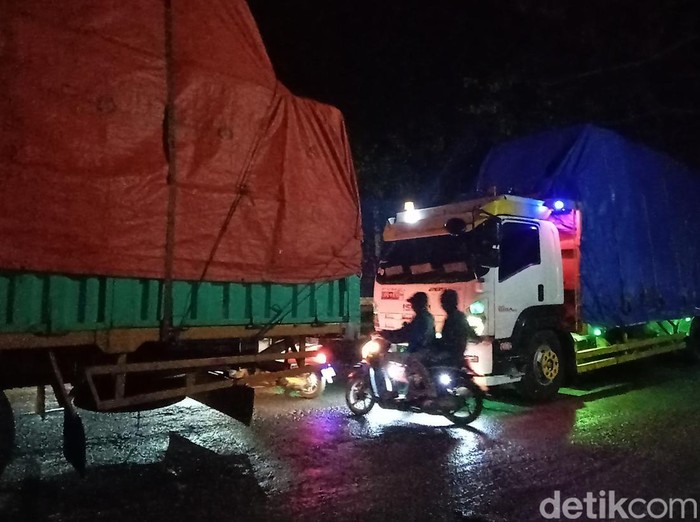 Situasi macet di Jalur Pantura Pati-Rembang di Batangan, Rabu (23/3/2022).