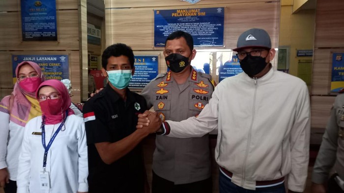 Sopir ambulans, Hildan (kiri) dan pengemudi Mercy, Diyanto (kanan) bersalaman usai insiden di Tol Tangerang-Merak