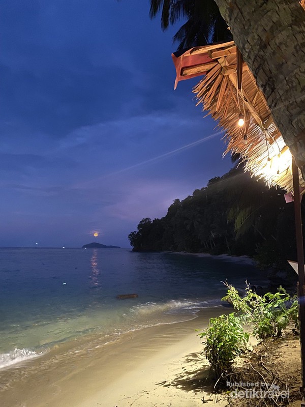 Suasana malam hari di Pulau Dionumo, Gorontalo Utara
