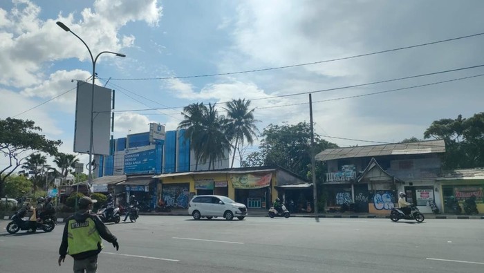 Sukarelawan pengatur lalu lintas (supeltas) di Depok.