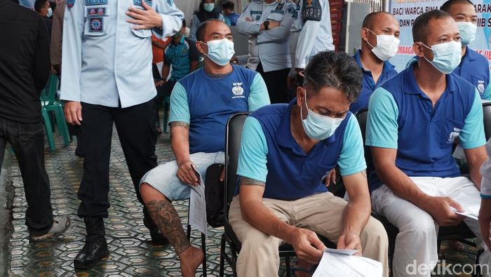 Vaksinasi booster terus digencarkan di wilayah Sukabumi, Jawa Barat. Kali ini giliran tahanan di Lapas Kelas IIB Kota Sukabumi yang mendapatkan vaksin booster.