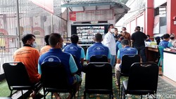 Vaksinasi booster terus digencarkan di wilayah Sukabumi, Jawa Barat. Kali ini giliran tahanan di Lapas Kelas IIB Kota Sukabumi yang mendapatkan vaksin booster.
