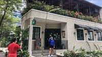 Salah satu restoran dengan menu makana Italia. Tertulis selamat datang dalam bahasa Italia, Benvenuto di atas pintu masuk.