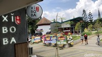 Gerai jajan minuman Xi Bo Ba. Di bagian belakang terdapat jajanan dimsum Supper.