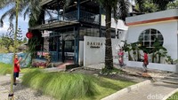 Pengunjung berfoto di depan kafe yang didisain fotojenik dan instagramable.