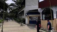 Jalanan diberi pengeras paving blok dan dikhususkan untuk pejalan kaki dan pesepeda. Konsep pedestrian ini membuat suasana semakin nyaman untuk mencicip satu persatu sajian makanan.
