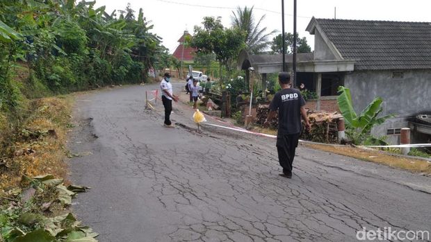 Tanah gerak membuat jalan di Blitar rawan ambles