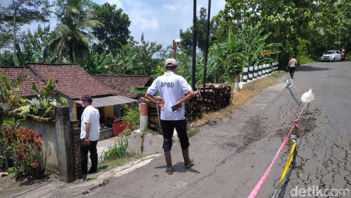 Tanah gerak membuat jalan di Blitar rawan ambles