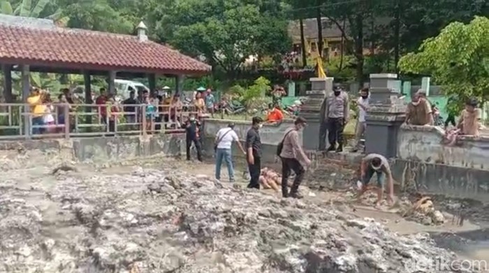 Tim kepolisian saat melakukan olah TKP penemuan jenazah ibu dan anak di Petilasan Prapen Empu Supo Tuban