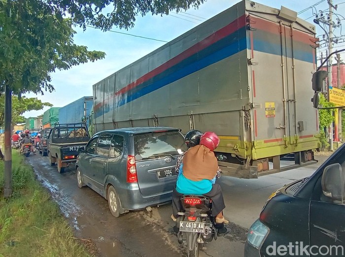 Titik macet di Jalan Pantura Pati-Rembang KM 3 Juwana, Kabupaten Pati, Rabu (23/3/2022).
