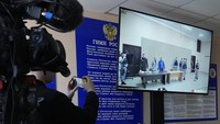 Navalny, kritikus yang paling vokal terhadap Presiden Rusia Vladimir Putin, akan menjalani hukuman barunya di sistem hukuman  yang lebih ketat dengan kondisi penjara yang jauh lebih keras. Sementara itu, menurut laporan wartawan AFP di lokasi, pengacara Navalny ditahan oleh polisi di luar penjara setelah putusan itu.