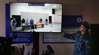 Navalny dihadirkan ke pengadilan dengan mengenakan seragam penjara hitamnya. Selama sidang Navalny sesekali tersenyum. Dalam kasus ini, penyidik menuduh Navalny mencuri untuk keperluan pribadi atas sumbangan senilai beberapa juta dolar yang diberikan kepada organisasi politiknya.