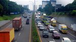Tol JORR Padat, Mobil Ramai-ramai Nyalip Lewat Bahu Jalan