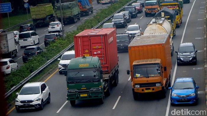 Tol JORR arah Tanah Kusir terpantau padat siang ini. Sejumlah kendaraan pun terpantau ramai-ramai menyalip lewat bahu jalan untuk ambil jalan pintas.