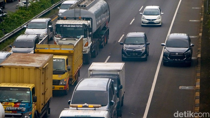 Tol JORR arah Tanah Kusir terpantau padat siang ini. Sejumlah kendaraan pun terpantau ramai-ramai menyalip lewat bahu jalan untuk ambil jalan pintas.