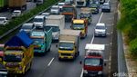 Tol JORR Padat, Mobil Ramai-ramai Nyalip Lewat Bahu Jalan