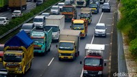 Sejumlah mobil terlihat melintas di bahu jalan Tol JORR arah Tanah Kusir, Jakarta, Rabu (23/3/2022).