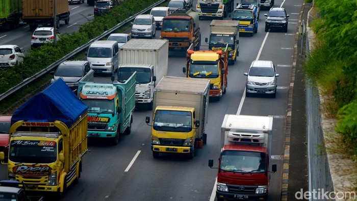 Tol JORR arah Tanah Kusir terpantau padat siang ini. Sejumlah kendaraan pun terpantau ramai-ramai menyalip lewat bahu jalan untuk ambil jalan pintas.