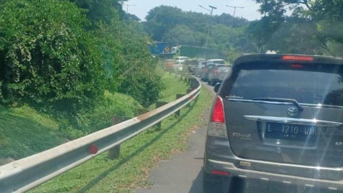 Seorang pengendara, Heru, melaporkan adanya kemacetan di Tol Satelit arah Waru. Kemacetan tersebut dampak adanya evakuasi truk yang kecelakaan di KM 9.