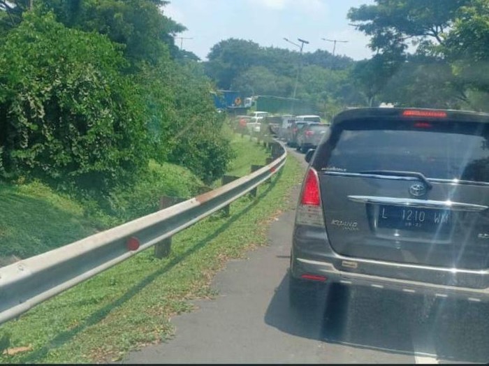 Seorang pengendara, Heru, melaporkan adanya kemacetan di Tol Satelit arah Waru. Kemacetan tersebut dampak adanya evakuasi truk yang kecelakaan di KM 9.