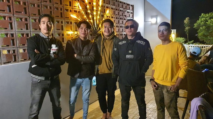Tri Suaka dan empat vokalis.