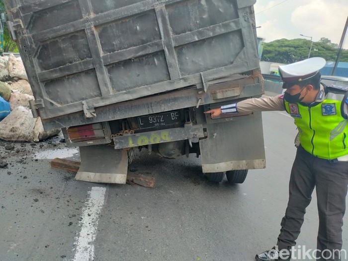 Truk muat batu bara yang terguling di KM 9 Tol Satelit-Waru