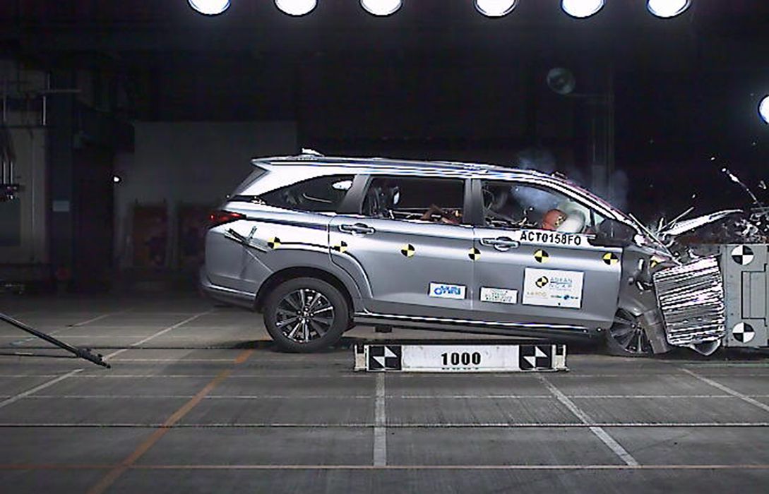Uji Tabrak Toyota Veloz
