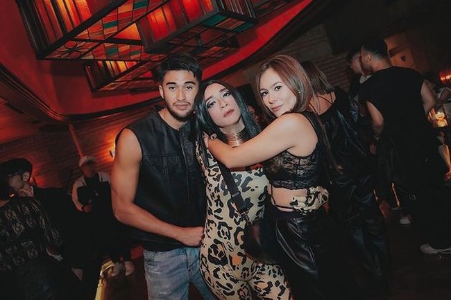 Wulan Guritno pun tampak hadir bersama pacar barunya, Sabda Ahessa. Dalam foto ini Wulan dan Sabda terlihat berpose bersama Aming. Foto: Instagram